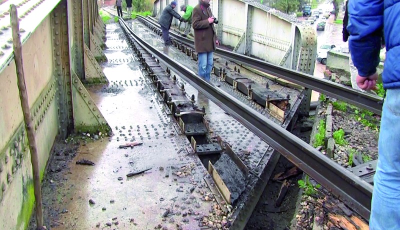 شاحنة من الوزن الثقيل تصطدم بحسر للسكة الحديدية بعزابة في سكيكدة