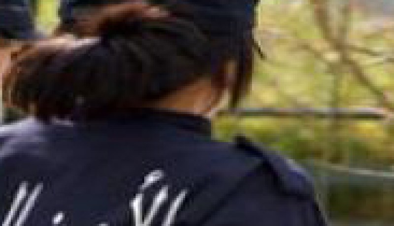 شابة ترتدي بدلة صديقها الشرطي وتتجول بها في بني تامو بالبليدة