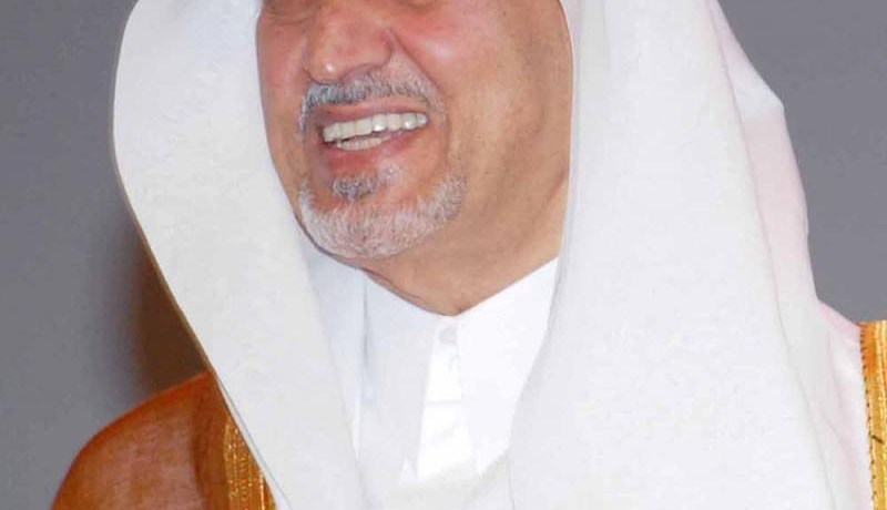 أمير مكة يغيّر قفل الكعبة المشرّفة لأول مرّة منذ 60 عاما