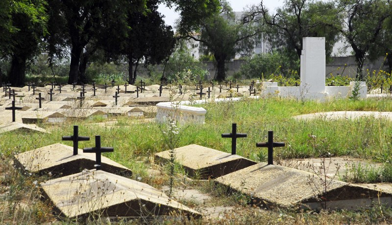 مريض نفسيا‮ ‬يدفن نفسه حيّا داخل مقبرة مسيحية بالرويبة