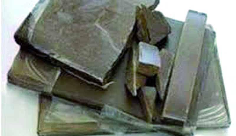 العثور على كيلوغرامين من الكيف تحت قرميد منزل مروج مخدرات في عين الدفلى