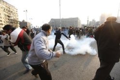 محتجون يضرمون النار في مدرعتين للشرطة ويحتجزون عقيدا في مصر