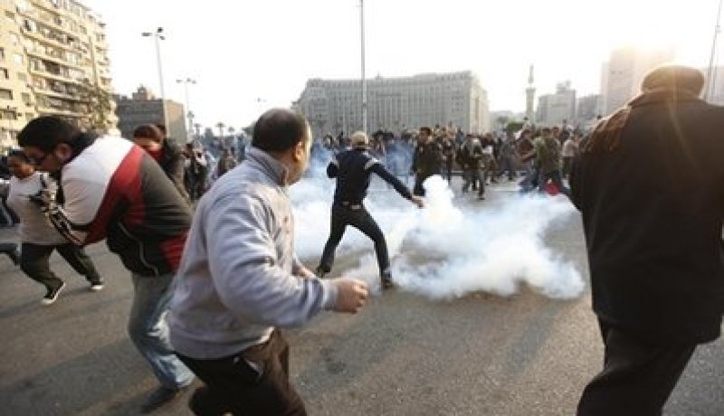 محتجون يضرمون النار في مدرعتين للشرطة ويحتجزون عقيدا في مصر