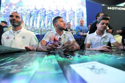 لاعبو الخضر يزورون المعرض الدولي للسيارات ويلتقون بأنصارهم في جناح بيجو