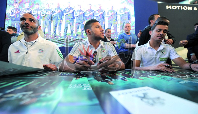 لاعبو الخضر يزورون المعرض الدولي للسيارات ويلتقون بأنصارهم في جناح بيجو