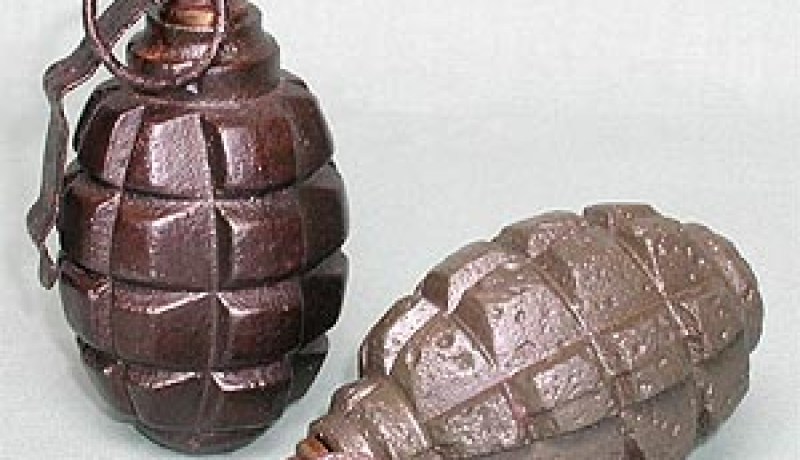 مواطن يعثر على 10 قنابل يدوية وذخائر حيــة داخل منزله في حجـوط