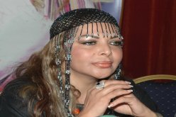 مشـــعوذ يعشــق فلة عبابســة.. لهذا يحتفظ بصورها في غرفته