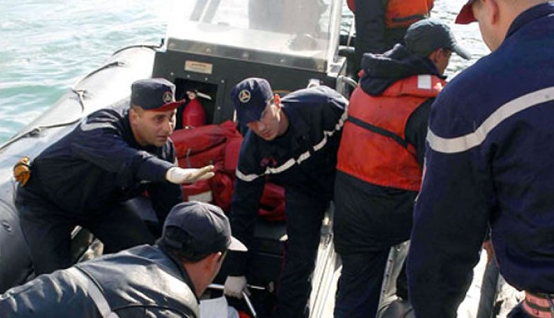 القوات البحرية تنقذ 12 بحارا من الغرق في سواحل بورساي بتلمسان