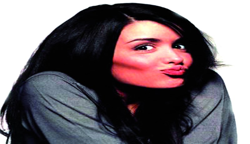 بن زيمة‮ ‬يقع في‮ ‬حب خريجة ستار أكاديمي‮ ‬الفرنسية جينيفر بارتولي