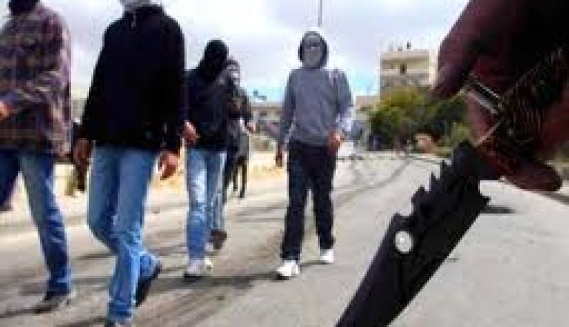 عصابة مدججة بالسيوف تعتدي على طبيب وزوجته وتسلبهما ممتلكاتهما في شاطئ بتيبازة