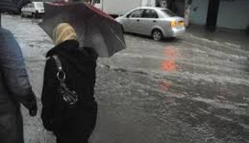 رياح قوية وأمطـار غزيرة على السواحل الوسطى والغربية مساء اليوم