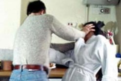 كهل يشبع زوجته ضربا حتى الموت ثم يسحق رأسها بمطرقة في بسكرة