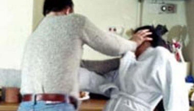 كهل يشبع زوجته ضربا حتى الموت ثم يسحق رأسها بمطرقة في بسكرة