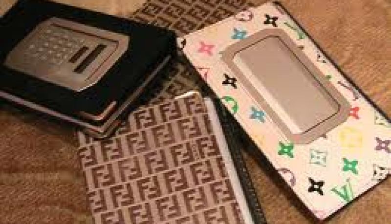 حجز مفكّرات تحمل رمز الصليب في سوق أهـراس