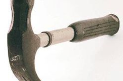 مراهق يعتدي على والده بمطرقة ويحرق سيارته بعد علمه بأنه ابن غير شرعي