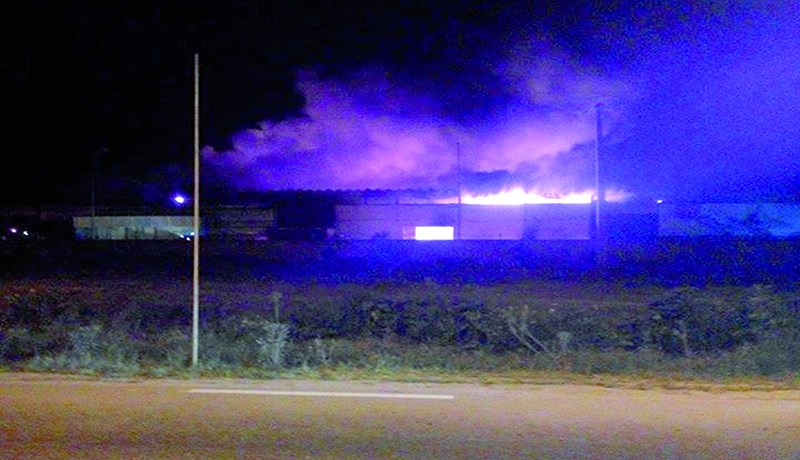 حريق مهول يلتهم مصنعا للمشروبات الغازية في واد تليلات بوهران