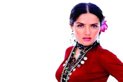 سلمى حايك تجسّد دور‮ ''‬فاطمة نسومر‮'' ‬برفقة عمر الشريف