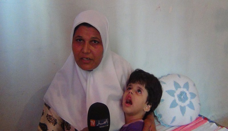 الطفلة سلسبيل.. تعيش بدون حركة ولا أكل ولا نوم منذ 6 سنوات في الطارف