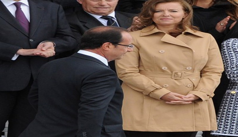 ‮”‬هولاند‮” ‬يمنع شريكته من كشف تفاصيل حياته الخاصّة