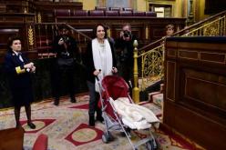 نائبة إسبانية تصنع الجدل بإصطحابها رضيعها إلى جلسة البرلمان