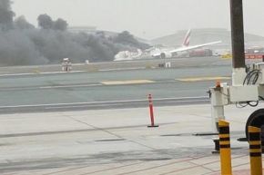 بالفيديو… اندلاع حريق في طائرة إماراتية أثناء هبوطها بمطار دبي