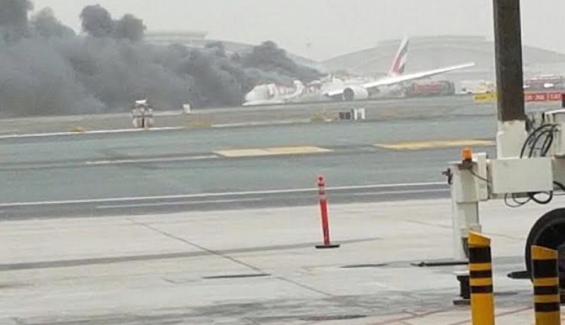 بالفيديو… اندلاع حريق في طائرة إماراتية أثناء هبوطها بمطار دبي