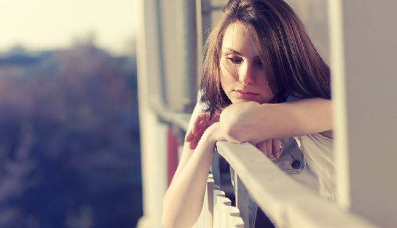 هل أتخلى عن صديقة عمري تلبية لرغبة زوجي ؟