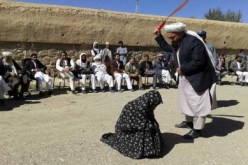 تنفيذ حكم الجلد على رجل وامرأة أدينا بالزنا في أفغانستان