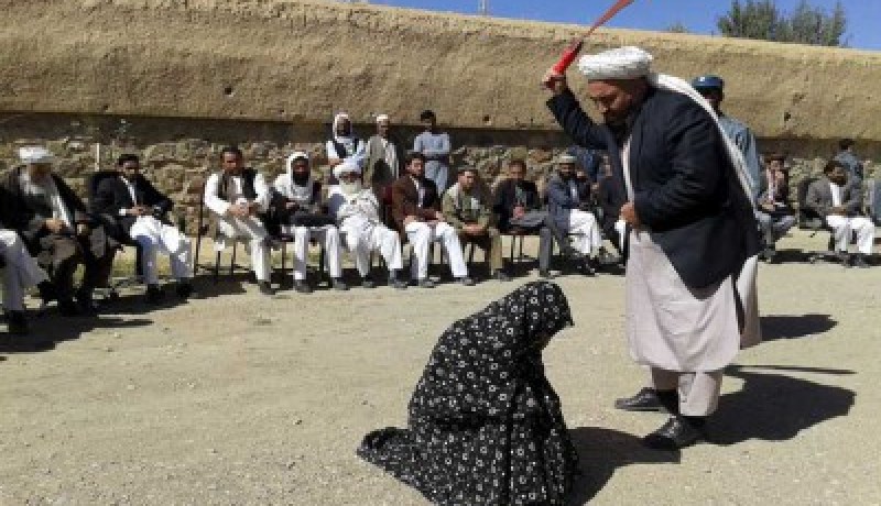 تنفيذ حكم الجلد على رجل وامرأة أدينا بالزنا في أفغانستان