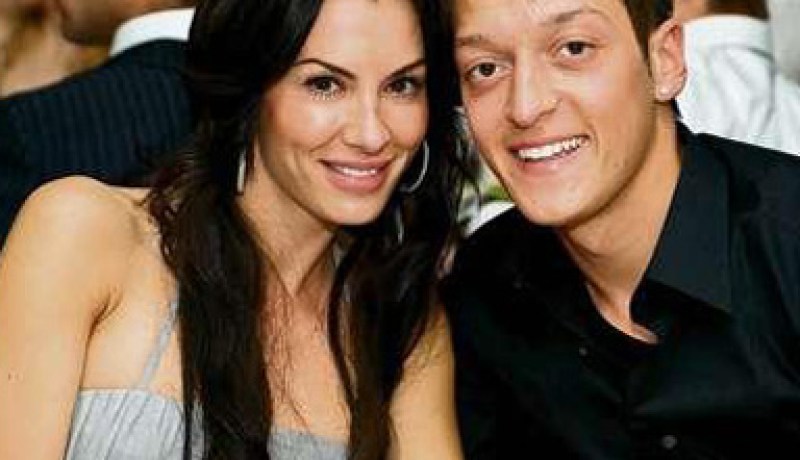 صديقة نجم الريال أوزيل تغازل غزال