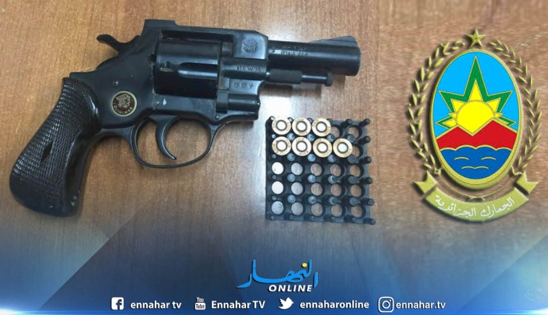 بالصور.. حجز مسدس وذخيرة حية بمتاع مسافر مزدوج الجنسية في مطار وهران