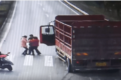 بالفيديو طفل في الثالثة من عمره ينجو من الموت بأعجوبة بعد أن صدمته شاحنة مسرعة