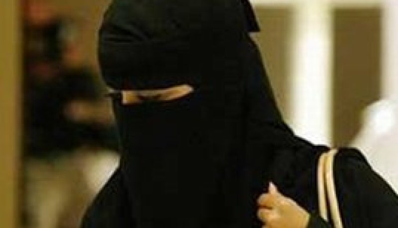 منع مسلمة من دخول جامعة بسبب لباسها تحدث طوارئ في بريطانيا