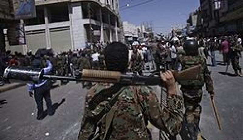 عسكريون من أنصار صالح يهاجمون وزارة الدفاع بصنعاء