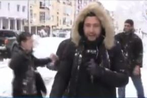 صحفي قناة النهار يتعرض لضربات بكرات الثلج على المباشر