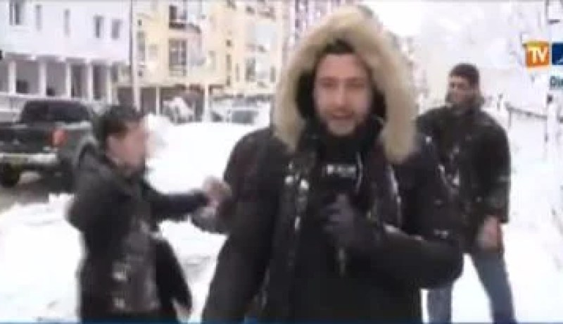 صحفي قناة النهار يتعرض لضربات بكرات الثلج على المباشر