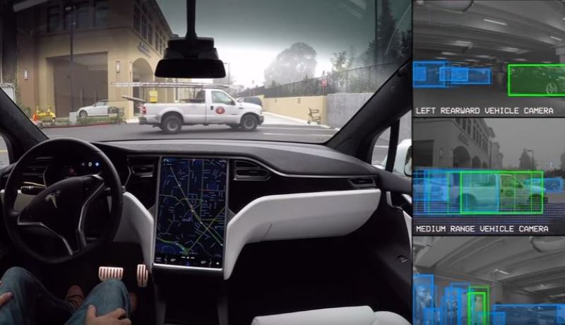 بالفيديو..  طريقة كشف سيارة تسلا الذاتية القيادة للطريق