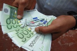 توقيف تاجر حول محله إلى مكتب صرف غير شرعي واسترجاع مبالغ من العملة الصعبة