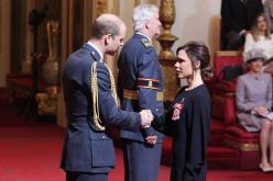 فيكتوريا بيكهام تتقلد وسام OBE من الأمير ويليام