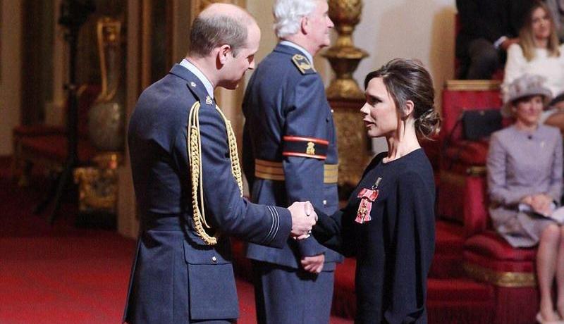 فيكتوريا بيكهام تتقلد وسام OBE من الأمير ويليام