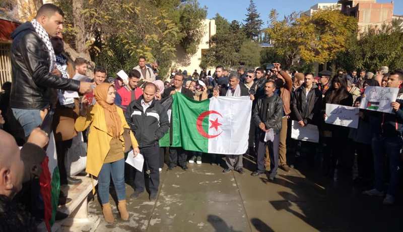 بالصور … أساتذة كلية العلوم السياسية يتضامنون مع القدس