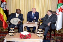 الرئيس بوتفليقة يتحادث مع نظيره الأوغندي