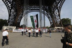 علم كبير للثورة السورية على برج ايفل في باريس