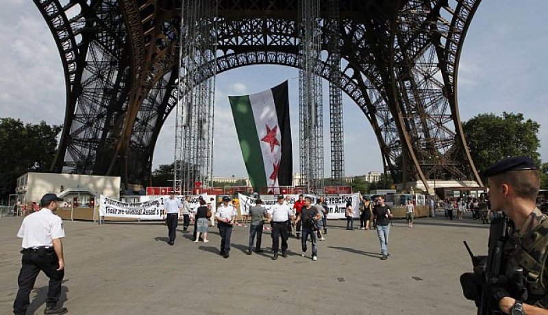 علم كبير للثورة السورية على برج ايفل في باريس