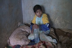 رشيـد طـفـل مـعـاق.. يـربـط كـمـا الحـيوان ويـأكـل فـضلاته منـذ 15 سـنـة