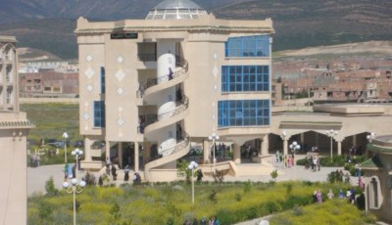تقديم هبة تقارب 2000 كتاب حول تاريخ الجزائر لجامعة باتنة