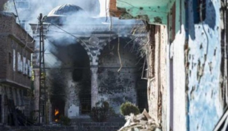 منظمة بي كا كا الإرهابية تضرم النار بمسجد تاريخي في ديار بكر بتركيا