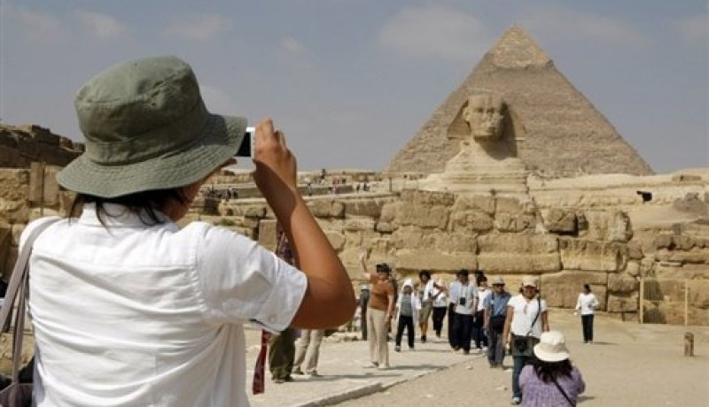 السلطات المصرية تطلب من مواطنيها عدم السفر برا إلى العاصمة الليبية