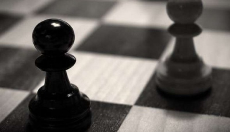 حتى ألوان قوس قزح لا يعرفها.. لأنه يؤمن بالأبيض والأسود فقط