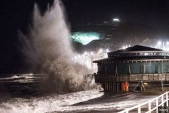 بالصور الفيضانات تغرق بريطانيا وتحذيرات من سقوط ضحايا